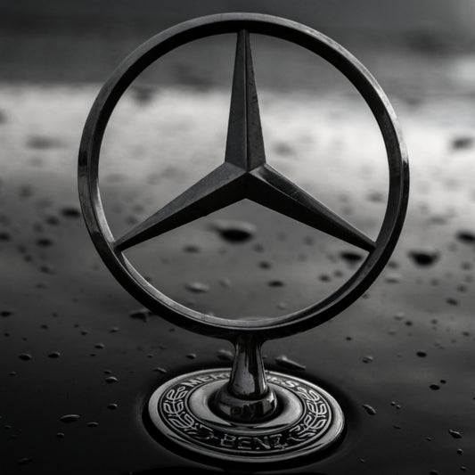 logo etoile mercedes capot noir