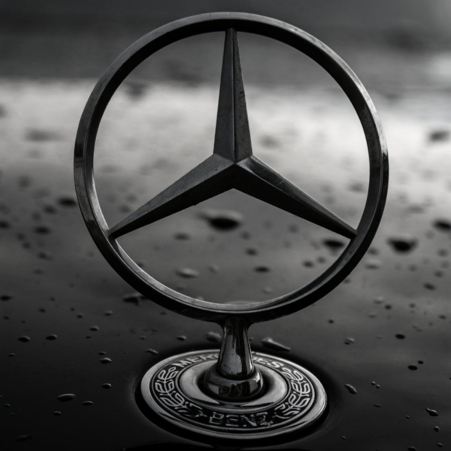 logo etoile mercedes capot noir